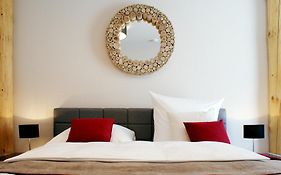 R & J Hotel